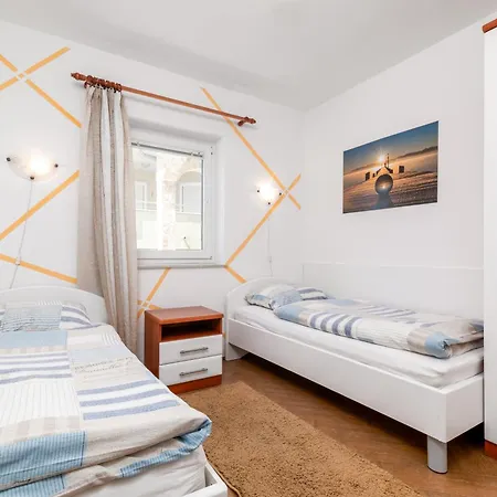 With Parking Space Stinjan, - 23546 Daire