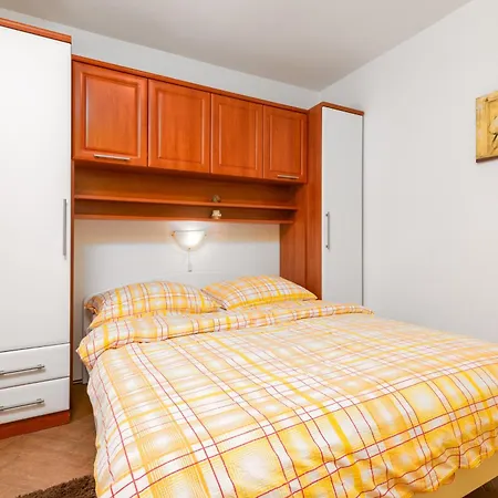 Apartman With Parking Space Stinjan, - 23546