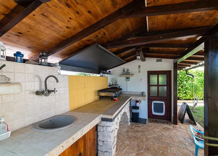 Apartment With Parking Space Stinjan, - 23546 Pula